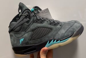 SoleFly rompe su propia fórmula con un Air Jordan 5 completamente oscuro